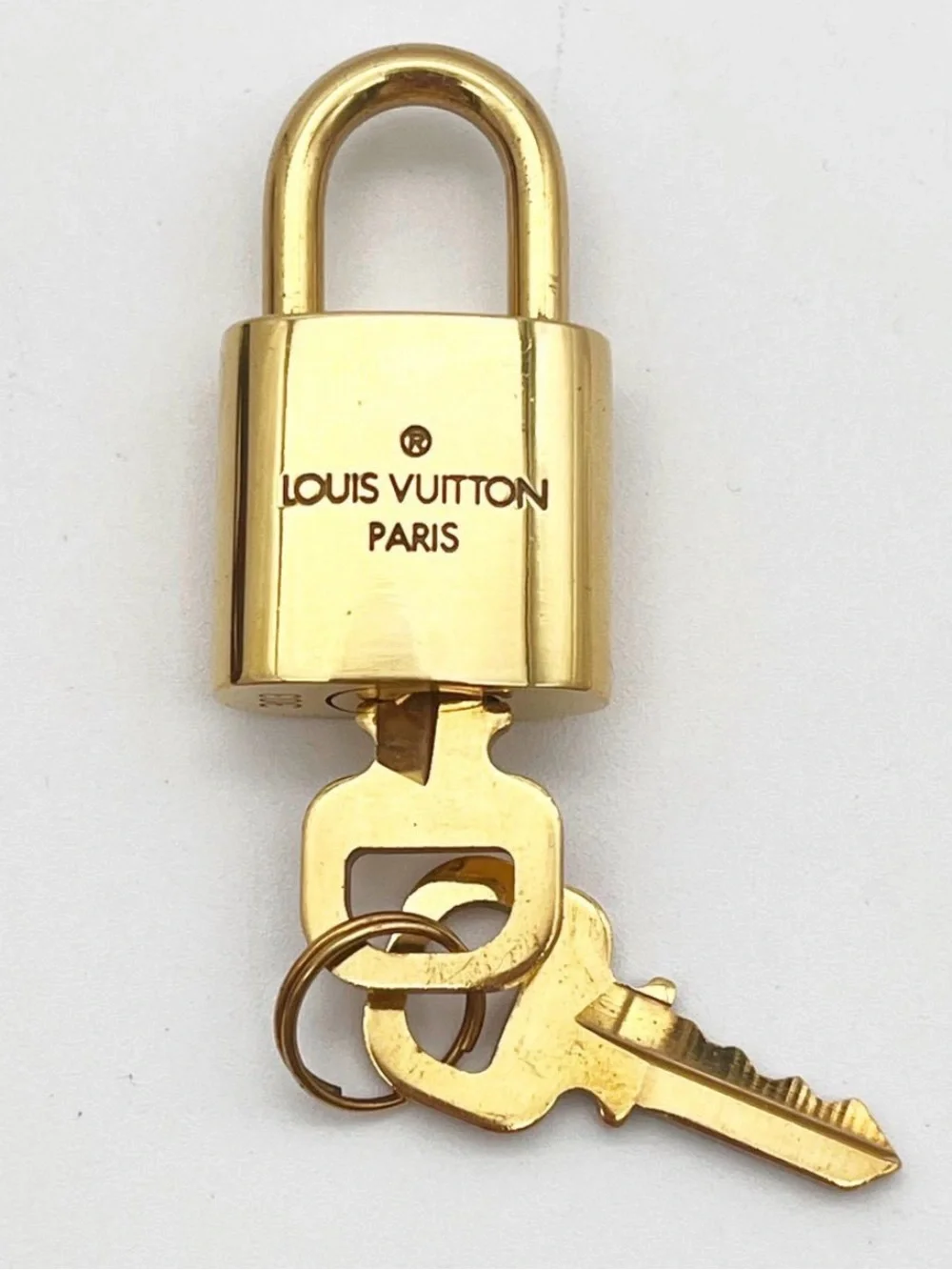 Louis Vuitton Gold it comes with after-mar 18k gold plated chain